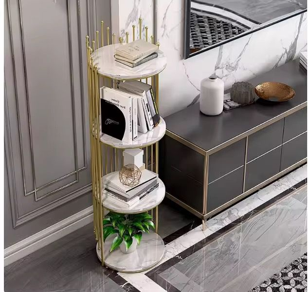 Etajeră Decorativă Rotundă cu 4 Niveluri, Cadru Metalic Auriu și 4 Polițe Albe, 32 x 32 x 95 cm, Bibliotecă Modernă pentru Living, Dormitor, Birou și Plante Decorative
