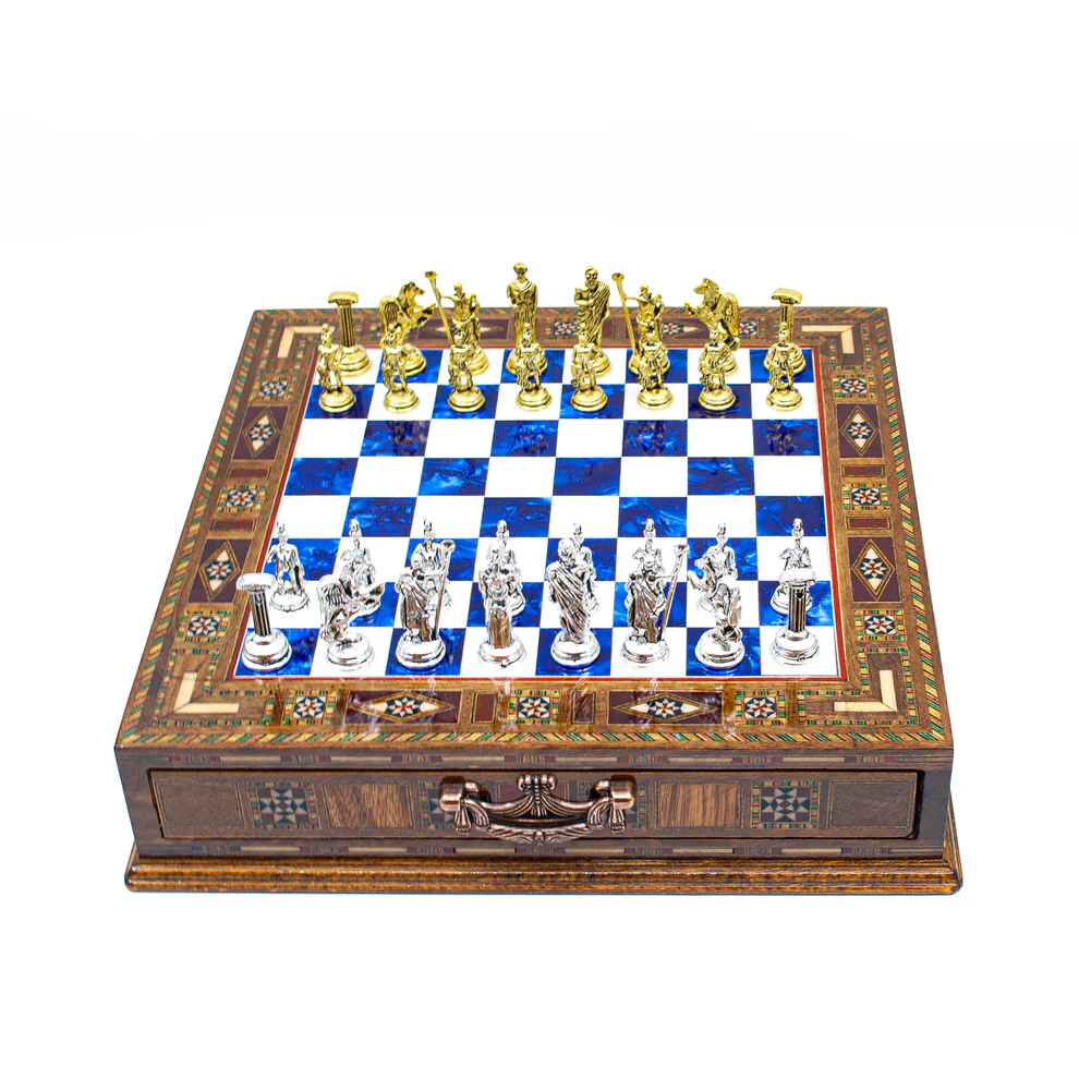Set Șah de Lux Tematică Imperiul Roman, Piese Metalice, Tablă din Lemn Masiv 32 cm, Lucrat Manual, Cutie Depozitare